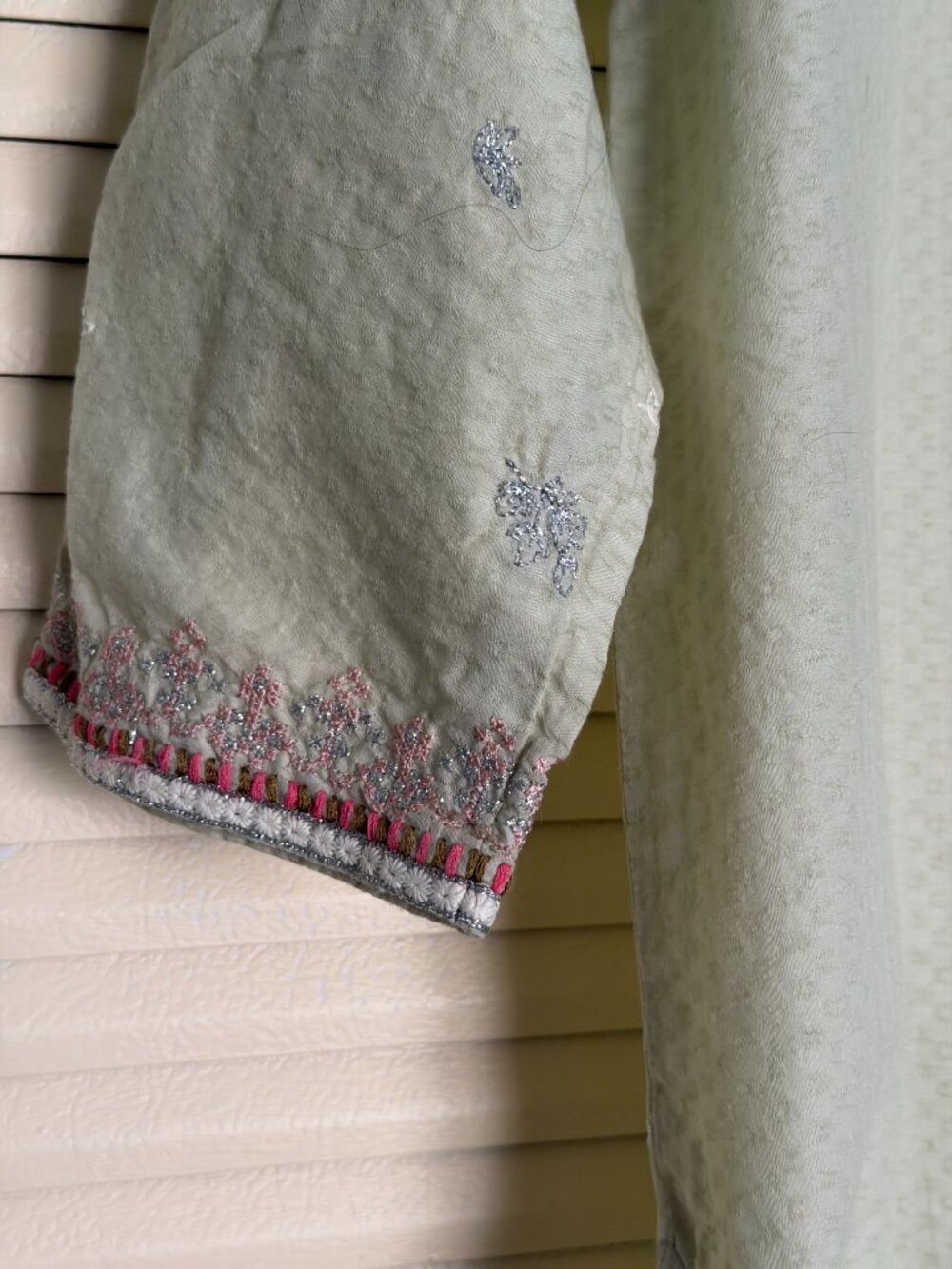 ‘Chikan Kari’ Embroidered Pista/Light Green Linen Top Size S - Picture 7 of 8